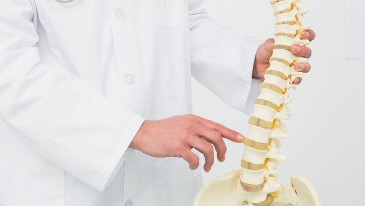 médico demonstra o processo de desenvolvimento da osteocondrose