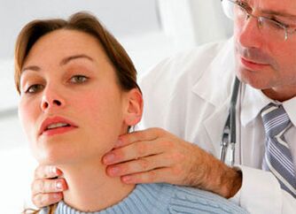 médico examina um paciente com osteocondrose cervical
